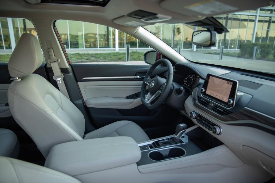 Интерьер Nissan Altima Platinum Edition ONE 2018 года  (фото 23 из 25)
